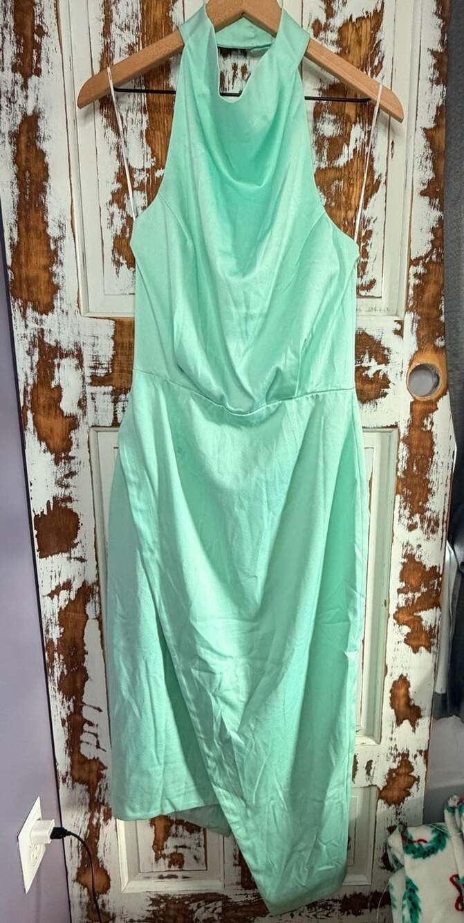 NWT Elliatt Aria Midi Dress Size L Mint Green NWT Halter Top Cocktail Coastal
